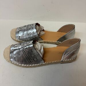 Wanted Womens 8.5 M Silver Faux Leather Flat Closed Toed Sandals NIB YV2